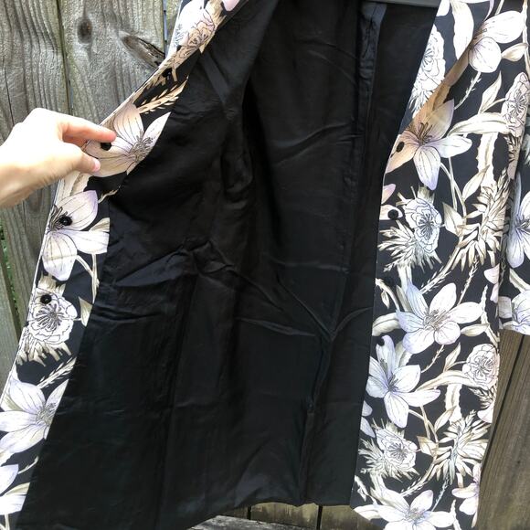 Dana Buchman 100% Silk Floral Jacket Size 8 Black White Snap Closure - Picture 16 of 16